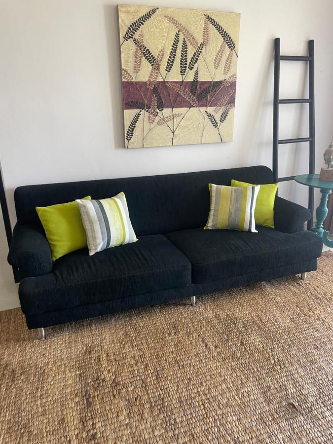 Stylish 2 Bedroom Penthouse Apt, Newly Refreshed, 50 Mbps, Pool, Gym, Resto Apartemen *