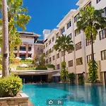 Stylish 2 Bedroom Penthouse Apt, Newly Refreshed, 50 Mbps, Pool, Gym, Resto