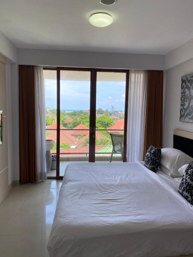 Apartment Stylish 2 Bedroom Penthouse Apt, Newly Refreshed, 50 Mbps, Pool, Gym, Resto