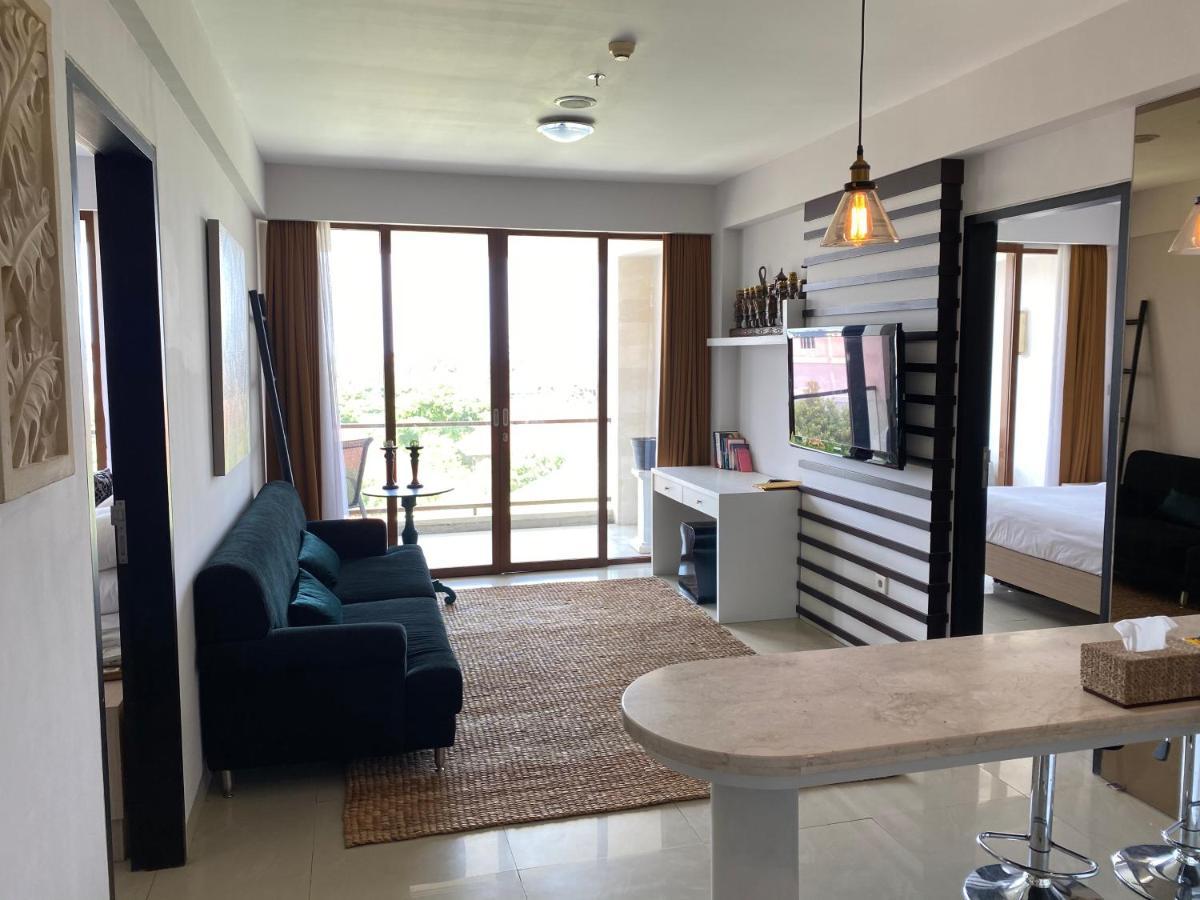 Stylish 2 Bedroom Penthouse Apt, Newly Refreshed, 50 Mbps, Pool, Gym, Resto Apartment