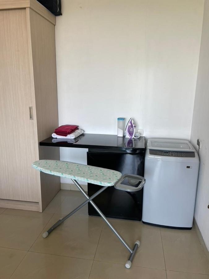 Apartment Stylish 2 Bedroom Penthouse Apt, Newly Refreshed, 50 Mbps, Pool, Gym, Resto *